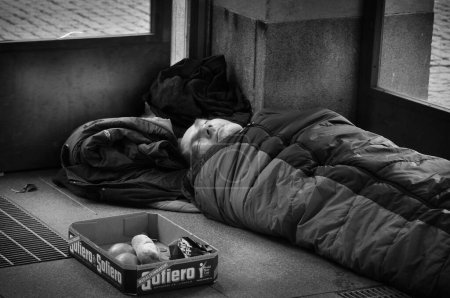 Téléchargez les photos : SDF dormir dans la rue de la ville - en image libre de droit