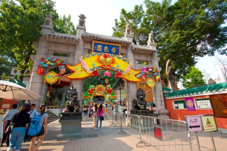 Téléchargez les photos : Temple Wong Tai Sin avec de nombreux touristes à Hong Kong - en image libre de droit