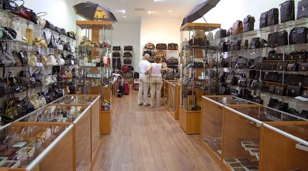 Téléchargez les photos : Vue à l'intérieur de la boutique vente de sacs - en image libre de droit