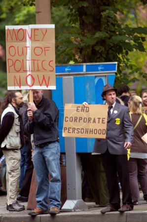 Téléchargez les photos : PORTLAND, OREGON - 17 NOVEMBRE 2011 : La police de Portland à proximité de Riot Gear dans le centre-ville de Portland, Oregon, lors d'une manifestation Occupy Portland contre Banks à l'occasion du premier anniversaire d'Occupy Wall Street - en image libre de droit