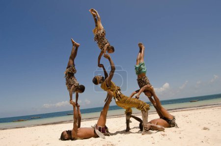 Foto de Acróbatas africanos en la playa de mar - Imagen libre de derechos