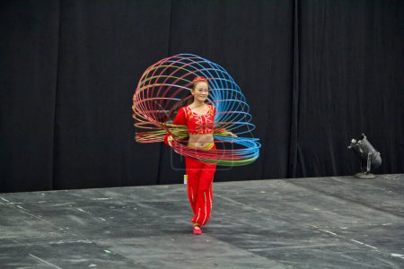 Téléchargez les photos : Chinoise Acrobat pendant la performance - en image libre de droit