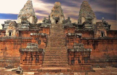 Téléchargez les photos : The temple of the ancient temple in the city of angkor wat in the north of the state of cambodia - en image libre de droit