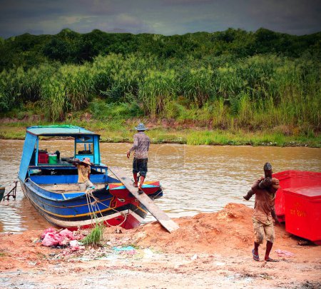 Foto de Hard labor on river in Africa - Imagen libre de derechos