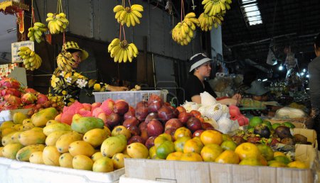 Téléchargez les photos : Fruits et légumes sur le marché - en image libre de droit