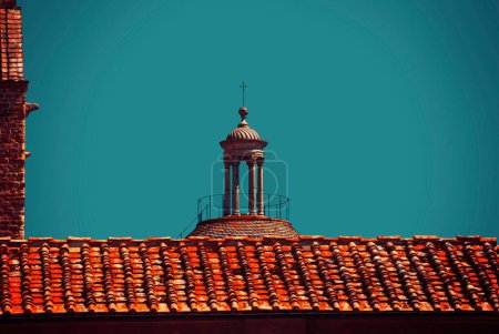Téléchargez les photos : Ciel clair sur le toit du bâtiment - en image libre de droit