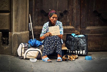 Foto de Mujer en una calle, italiano sin hogar - Imagen libre de derechos