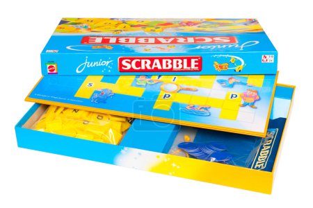 Téléchargez les photos : Scrabble boîte de jeu sur blanc - en image libre de droit