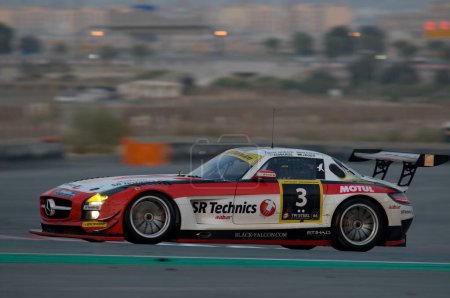 Foto de Coche de carreras de velocidad en 24 horas de carrera en el autódromo de Dubai el 14 de enero de 2012 - Imagen libre de derechos