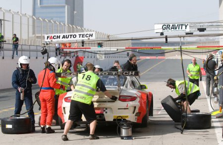 Foto de 24 horas de carrera en el autódromo de Dubai el 14 de enero de 2012 - Imagen libre de derechos