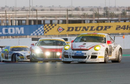 Foto de Carreras de coches de velocidad en 24 horas de carrera en el autódromo de Dubai el 14 de enero de 2012 - Imagen libre de derechos