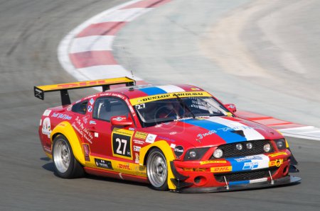 Foto de Coche de carreras de velocidad en 24 horas de carrera en el autódromo de Dubai el 14 de enero de 2012 - Imagen libre de derechos
