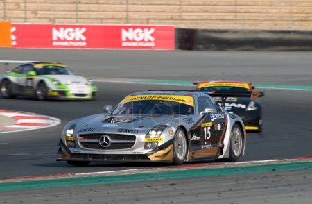 Foto de Carreras de coches de velocidad en 24 horas de carrera en el autódromo de Dubai el 14 de enero de 2012 - Imagen libre de derechos
