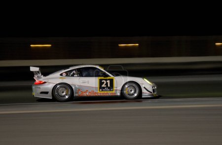 Téléchargez les photos : Bolide de course à la course de 24 heures à l'Autodrome de Dubaï le 14 janvier 2012 - en image libre de droit
