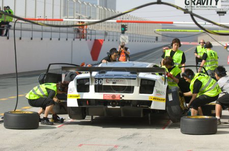 Téléchargez les photos : Course de 24 heures à l'Autodrome de Dubaï le 14 janvier 2012 - en image libre de droit