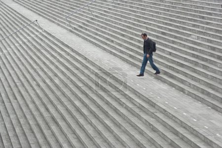 Téléchargez les photos : Man walking on stairs in the street - en image libre de droit