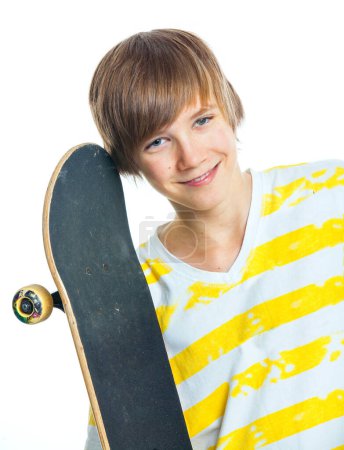 Téléchargez les photos : Portrait garçon blond avec planche à roulettes - en image libre de droit