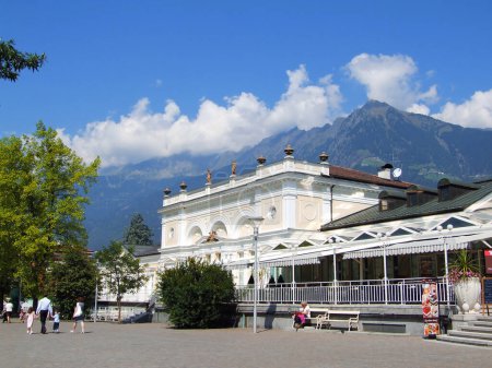 Téléchargez les photos : Kurhaus of Meran, Tyrol du Sud est un bâtiment célèbre dans la ville et un symbole - en image libre de droit