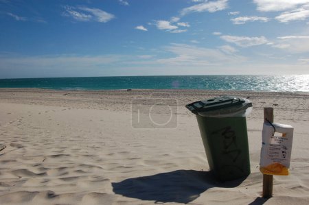 Foto de Papelera en la playa - Imagen libre de derechos