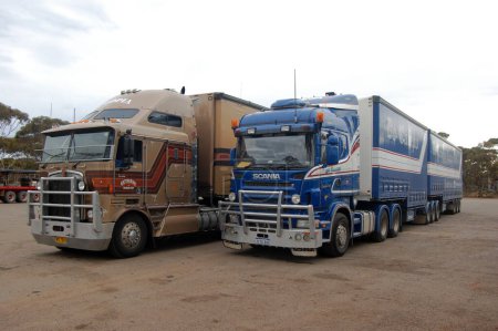 Foto de Vista de camiones aparcamiento al aire libre - Imagen libre de derechos