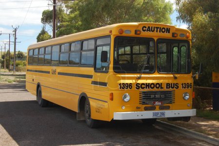 Foto de Autobús escolar amarillo en la carretera - Imagen libre de derechos