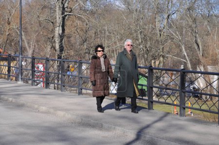 Foto de Senior man and woman walking on the street - Imagen libre de derechos