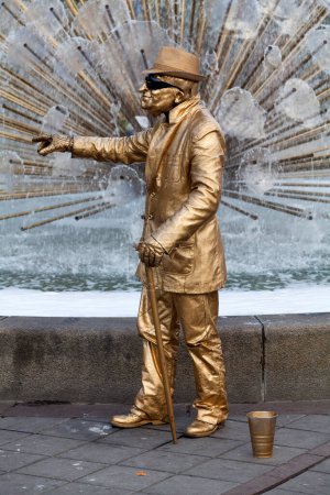 Téléchargez les photos : Homme habillé en or - en image libre de droit