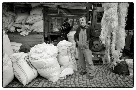 Téléchargez les photos : Plan noir et blanc du vendeur de laine turc - en image libre de droit