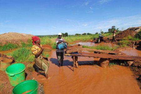 Téléchargez les photos : Femmes africaines extrayant de l'or en rivière - en image libre de droit