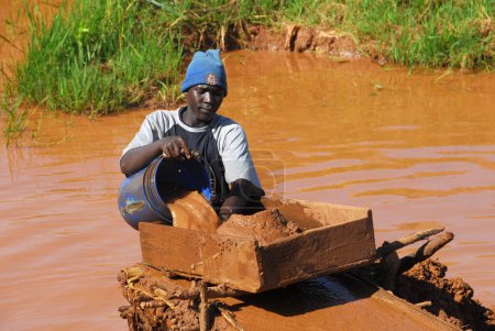 Téléchargez les photos : Mineur masculin en Afrique - en image libre de droit