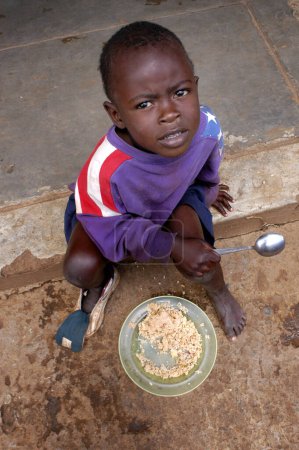 Téléchargez les photos : Portrait d'enfant africain avec assiette - en image libre de droit