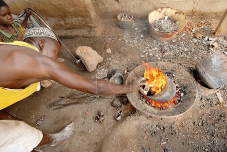 Foto de Familia africana haciendo fuego - Imagen libre de derechos