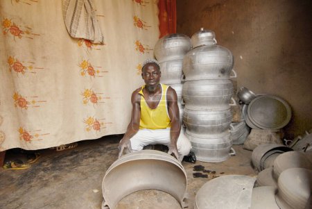 Foto de Hombre africano haciendo sartenes de metal - Imagen libre de derechos
