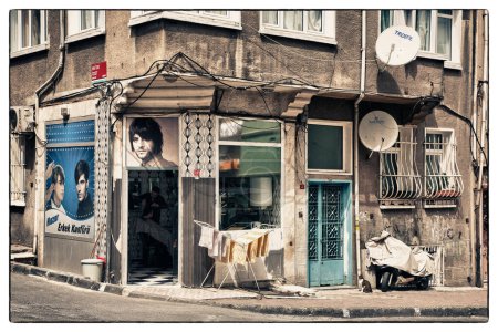 Téléchargez les photos : Salon de coiffure sur la vieille rue à Istanbul, Turquie - en image libre de droit