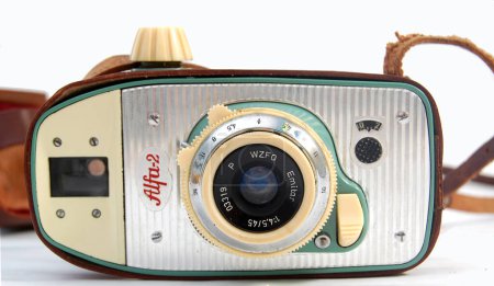 Téléchargez les photos : Caméra Alfa 962-1964 sur fond blanc - en image libre de droit