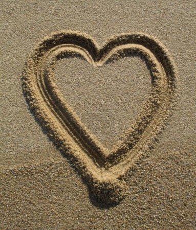 Téléchargez les photos : Le mot "amour" sur fond de sable - en image libre de droit