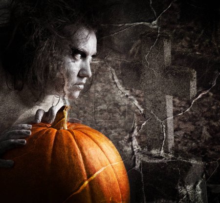 Téléchargez les photos : Thème halloween : effrayant jeune femme avec un effrayant jack o - en image libre de droit