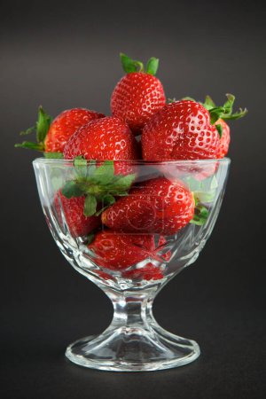 Téléchargez les photos : Vue rapprochée de délicieuses fraises fraîches - en image libre de droit