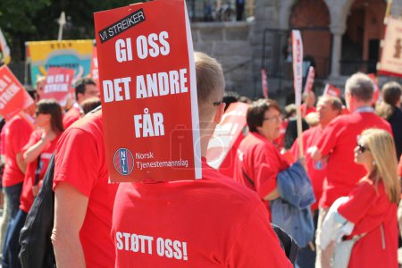 Téléchargez les photos : Personnes avec pancartes en grève à Oslo, Norvège - en image libre de droit