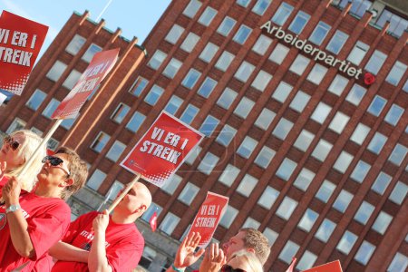 Téléchargez les photos : Personnes avec pancartes en grève à Oslo, Norvège - en image libre de droit
