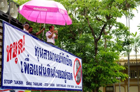 Foto de BANGKOK - 30 de mayo. 2012: Manifestantes asisten a un gran anti-gobierno fuera de la Casa de Gobierno el 30 de mayo de 2012 en Bangkok, Tailandia - Imagen libre de derechos