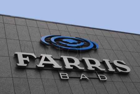 Téléchargez les photos : Mauvais logo Farris sur le bâtiment - en image libre de droit