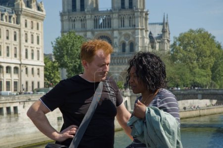 Téléchargez les photos : Couple touristique discutant devant Notre Dame de Paris - en image libre de droit