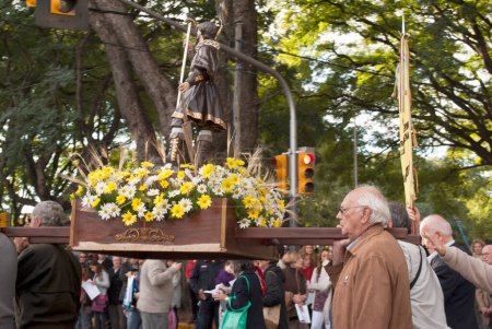 Téléchargez les photos : Argentine, Buenos Aires - 15 mai 2012 : Procession en commémoration de la célébration de San Isidro Labrador dans la cathédrale qui porte son nom située dans la province de Buenos Aires - en image libre de droit