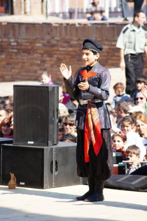 Téléchargez les photos : TBILISI, GEORGIE - 9 OCTOBRE : Les participants du Festival d'automne folklorique géorgien - Tbilisoba, en costume géorgien danse traditionnelle Djeiran, 9 octobre 2011 à Tbilissi, Géorgie. - en image libre de droit