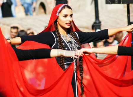 Foto de TBILISI, GEORGIA - 9 DE OCTUBRE: Participantes del Festival Georgiano de Otoño Folclórico - Tbilisoba, en danza tradicional georgiana de disfraces Djeiran, 9 de octubre de 2011 en Tbilisi, Georgia. - Imagen libre de derechos