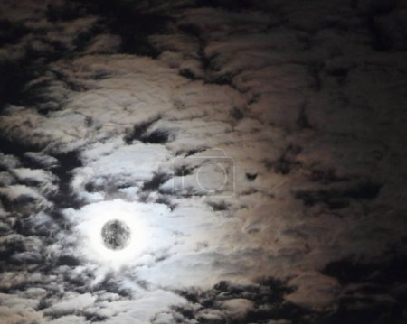 Téléchargez les photos : Lune dans un ciel nuageux - en image libre de droit