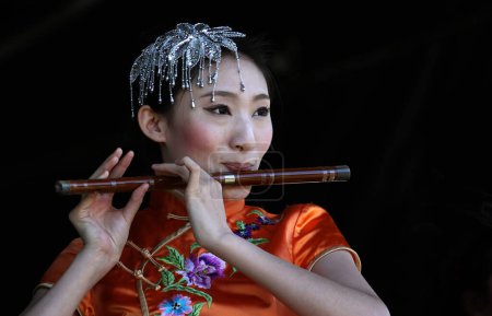 Téléchargez les photos : Flûtiste traditionnelle chinoise - en image libre de droit