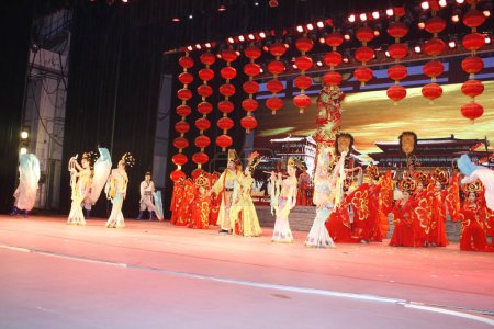 Téléchargez les photos : Acteurs sur scène au théâtre de Xian - en image libre de droit
