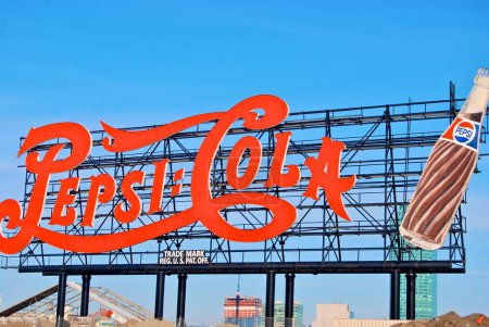 Téléchargez les photos : Pepsi cola logo on the billboard - en image libre de droit